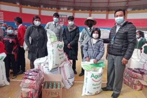 Entrega de alimentos a estudiantes en Challapata