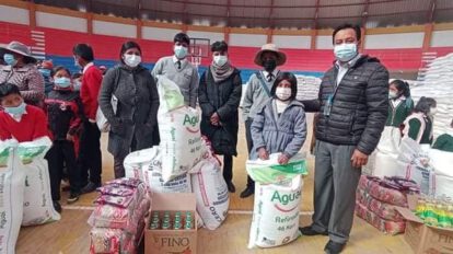 Entrega de alimentos a estudiantes en Challapata