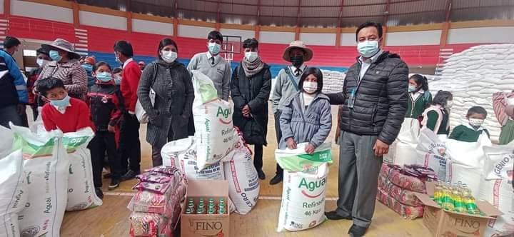 Entrega de alimentos a estudiantes en Challapata