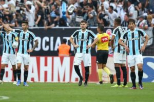 El desconsuelo de los jugadores de Gremio tras descender a la Serie B