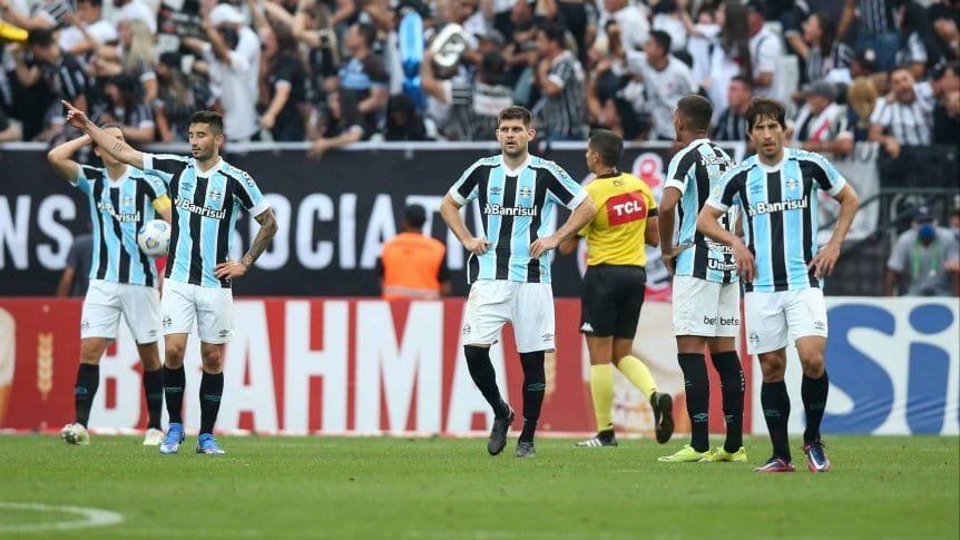 El desconsuelo de los jugadores de Gremio tras descender a la Serie B