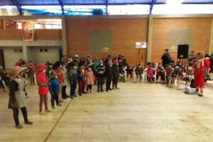 Niños trabajadores de la calle celebran en un acto especial