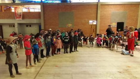Niños trabajadores de la calle celebran en un acto especial