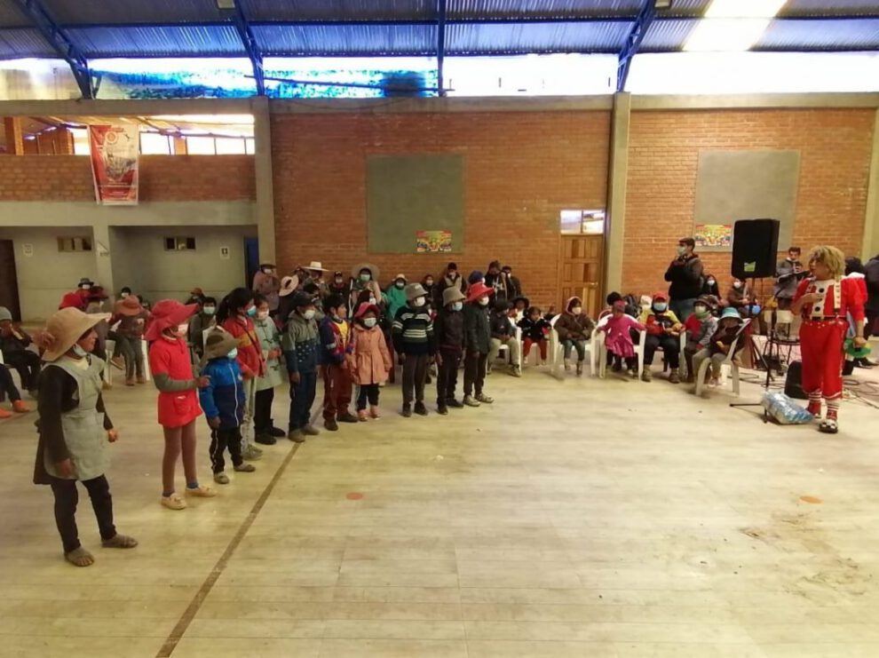 Niños trabajadores de la calle celebran en un acto especial