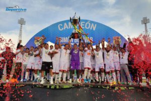 FC Universitario campeón celebrando el título de la Copa Simón Bolívar