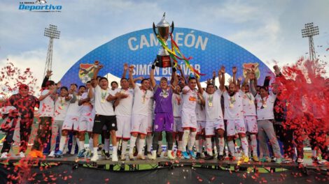 FC Universitario campeón celebrando el título de la Copa Simón Bolívar