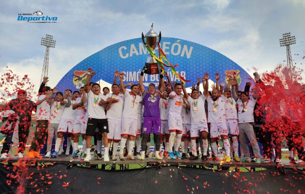 FC Universitario campeón celebrando el título de la Copa Simón Bolívar