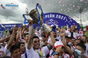Independiente campeón División Profesional celebrando con el trofeo