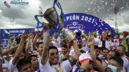 Independiente campeón División Profesional celebrando con el trofeo