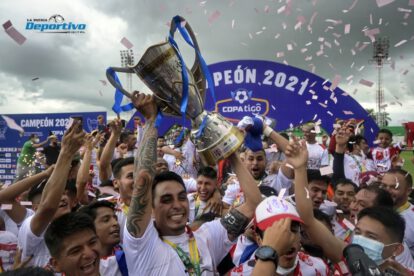 Independiente campeón División Profesional celebrando con el trofeo