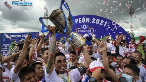 Independiente campeón División Profesional celebrando con el trofeo