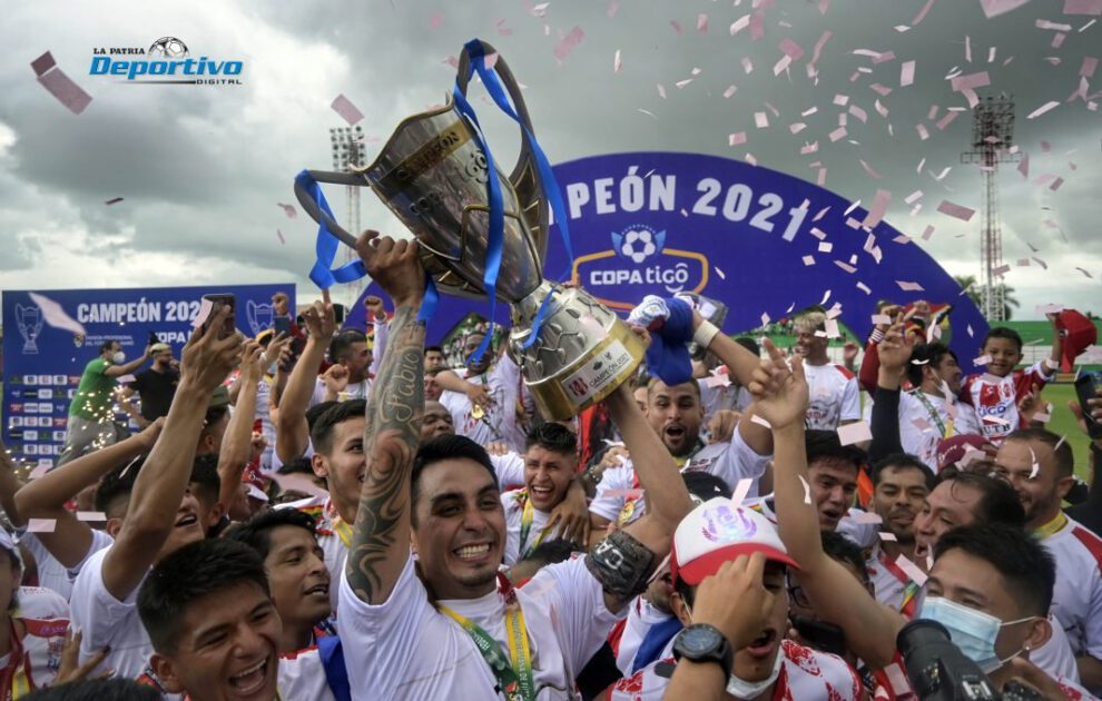 Independiente campeón División Profesional celebrando con el trofeo