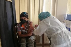 Niño recibe la dosis contra el Covid-19