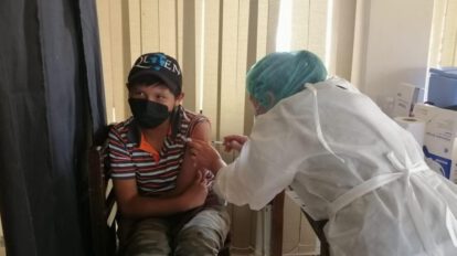 Niño recibe la dosis contra el Covid-19