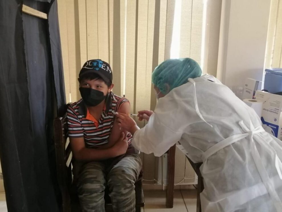 Niño recibe la dosis contra el Covid-19
