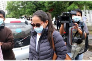 Esposa de Guillermo Parada saliendo de la Fiscalía