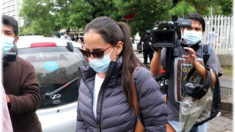 Esposa de Guillermo Parada saliendo de la Fiscalía