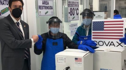 Llega lote de casi un millón de vacunas anticovid Pfizer a Bolivia