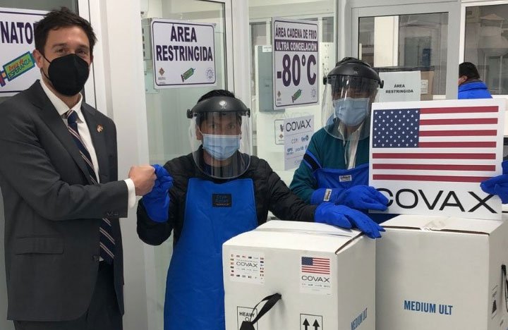 Llega lote de casi un millón de vacunas anticovid Pfizer a Bolivia