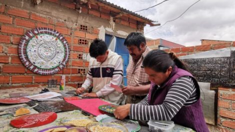 Ricardo Soliz y su repujado en latón