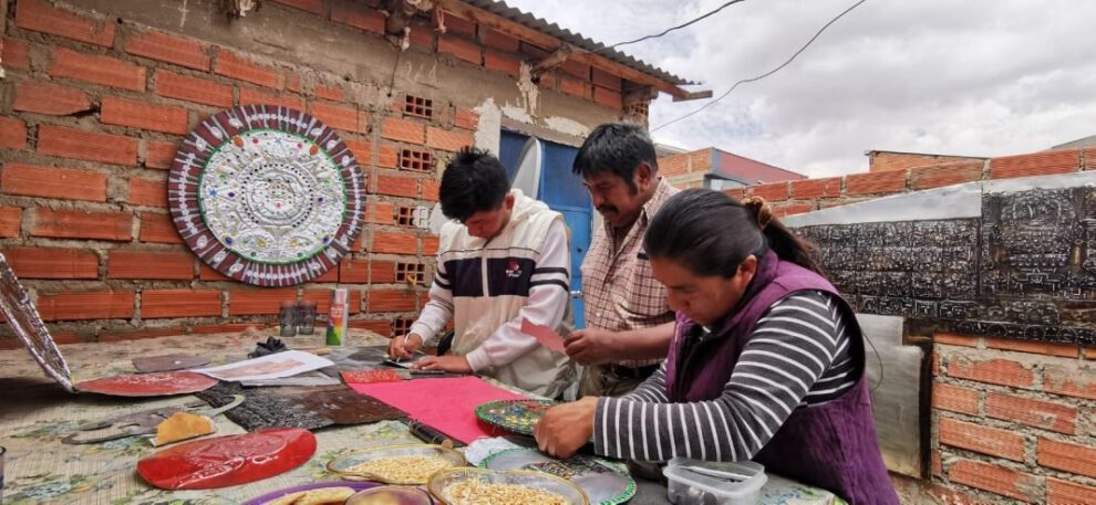 Ricardo Soliz y su repujado en latón