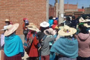 Padres de familia hacen filas para cobrar el Bono Estudiantil
