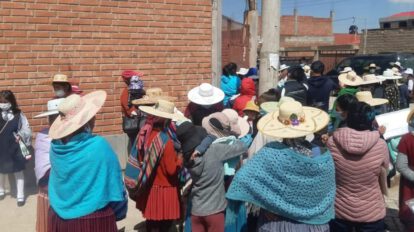 Padres de familia hacen filas para cobrar el Bono Estudiantil