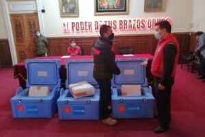 Cajas térmicas para vacunas entregadas a centros de salud en Oruro
