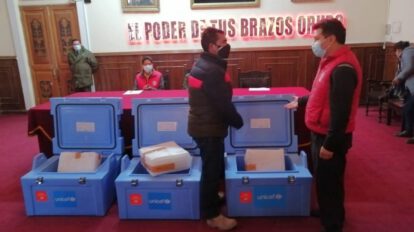 Cajas térmicas para vacunas entregadas a centros de salud en Oruro
