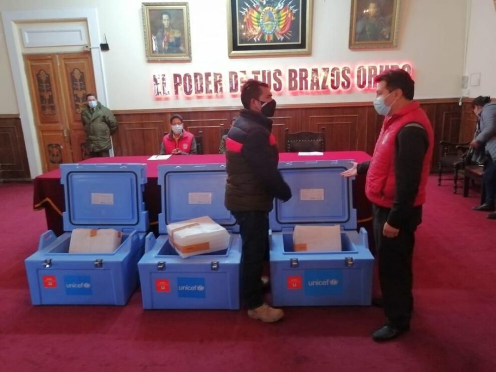 Cajas térmicas para vacunas entregadas a centros de salud en Oruro