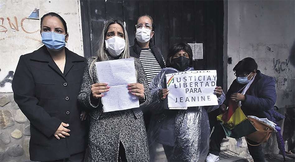 Agresiones a Añez en el penal de Miraflores