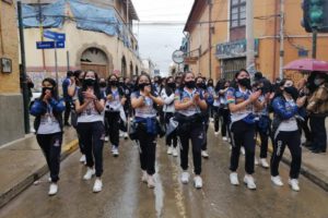Conjuntos folklóricos celebrando el Carnaval de Oruro