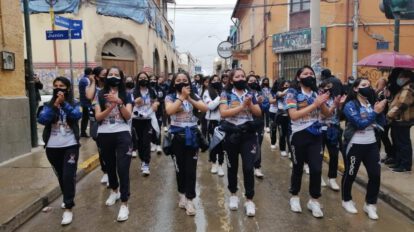 Conjuntos folklóricos celebrando el Carnaval de Oruro