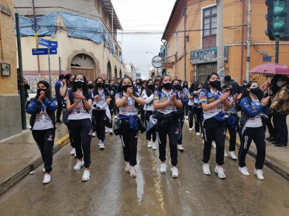 Conjuntos folklóricos celebrando el Carnaval de Oruro