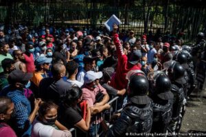 Migrantes indocumentados marchan en caravana hacia Ciudad de México