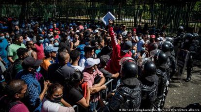 Migrantes indocumentados marchan en caravana hacia Ciudad de México