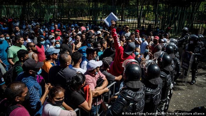 Migrantes indocumentados marchan en caravana hacia Ciudad de México