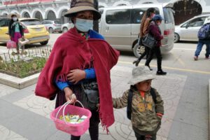 Niños trabajan por un juguete en Navidad