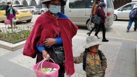 Niños trabajan por un juguete en Navidad
