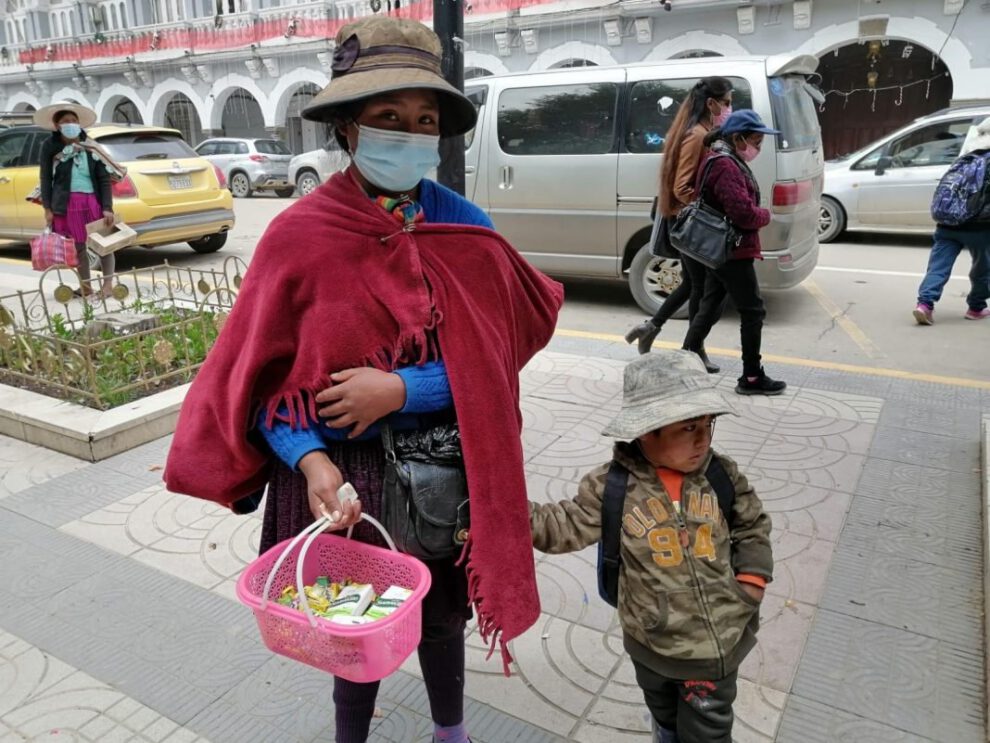 Niños trabajan por un juguete en Navidad