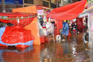 Inundaciones en la Avenida 6 de Agosto afectan a los feriantes