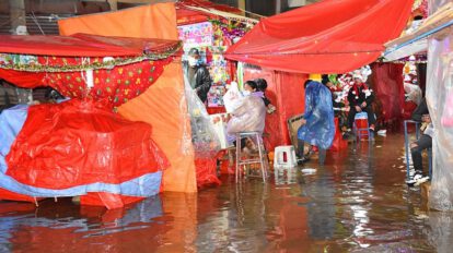 Inundaciones en la Avenida 6 de Agosto afectan a los feriantes