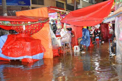 Inundaciones en la Avenida 6 de Agosto afectan a los feriantes