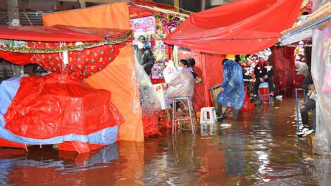 Inundaciones en la Avenida 6 de Agosto afectan a los feriantes
