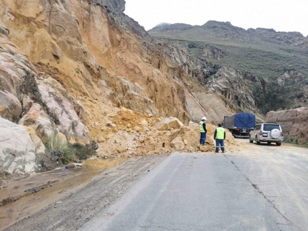 Derrumbes en la carretera Oruro-Cochabamba