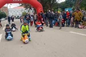 Competencia de cochecitos sin motor promoviendo el cuidado del medio ambiente