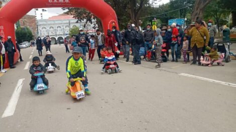 Competencia de cochecitos sin motor promoviendo el cuidado del medio ambiente