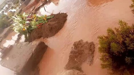 Intensas lluvias en Salinas causan estragos en el cementerio de Villa Esperanza