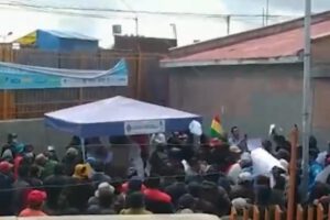 Ataque antivacunas El Alto en punto de vacunación