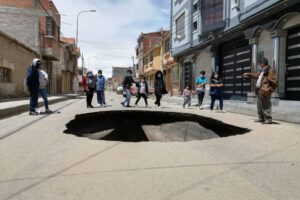 Sifonamiento en calles a causa de lluvias en Bolivia